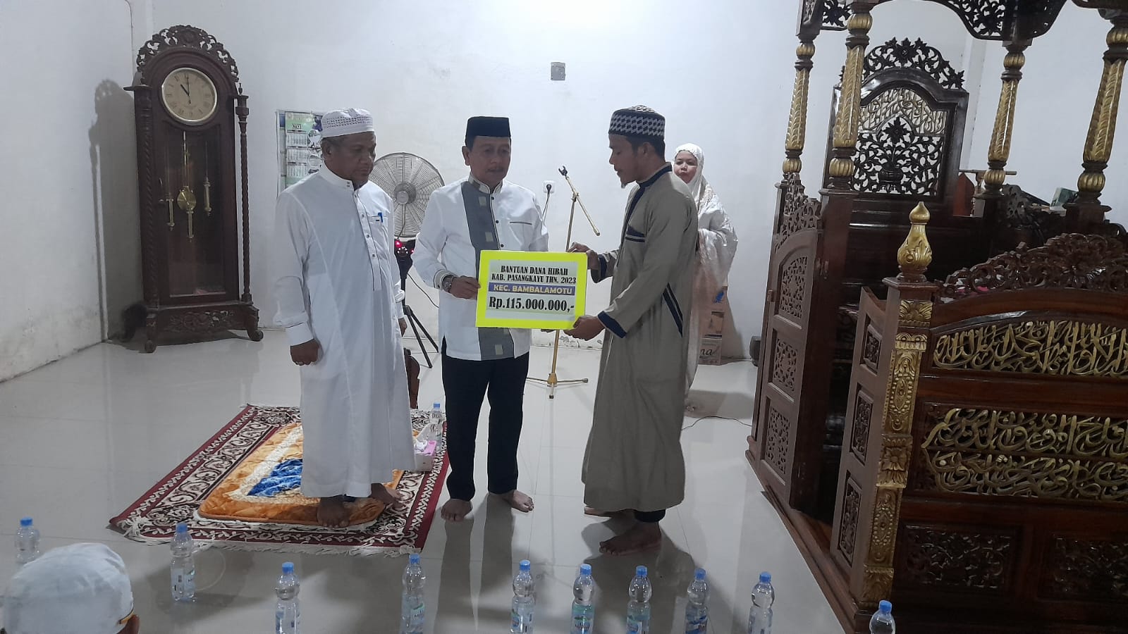 Safari Ramadan di Bambalamotu, Bupati Serahkan Bantuan Hibah Rp115 Juta